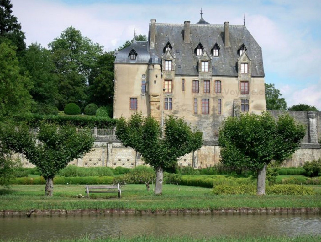 Chateau Chatillon en Bazois vakantiehuis Morvan Bourgogne Chateau Chatillon en Bazois vakantiehuis Morvan Bourgogne